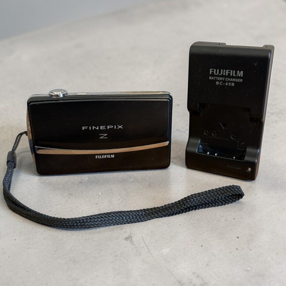 Fujifilm FinePix Z Digital Camera Black Compact Point & Shoot + BC-45B Charger
